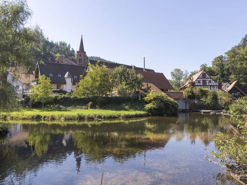 Ortsansicht von Schiltach mit der Kinzig im Vordergrund